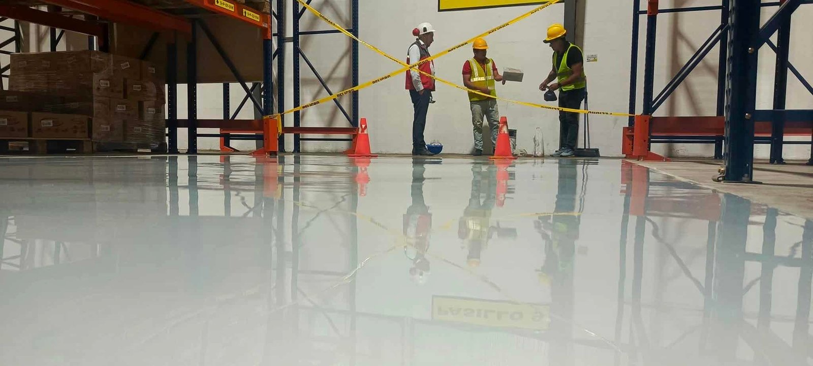 Con Pisos Epoxicos Ecuador realizamos esta bodega